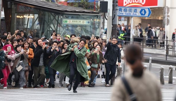 【写真を見る】なぜ青島は追われているのか？早くもストーリーが気になる！