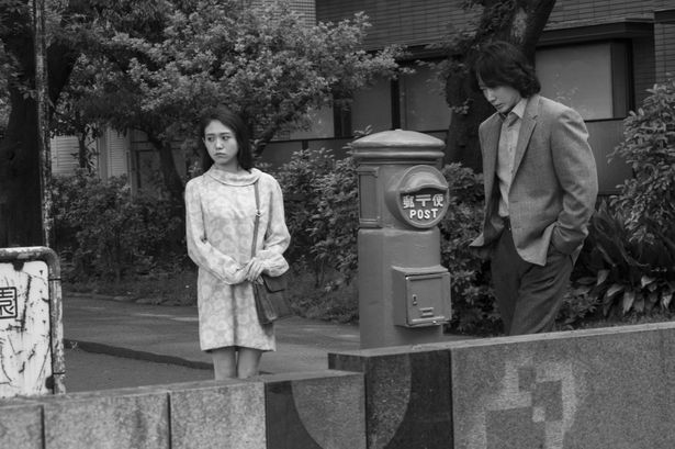 クラシカルな郵便ポストと紀子のファッションから、舞台となる1969年当時の風俗を思わせる1枚