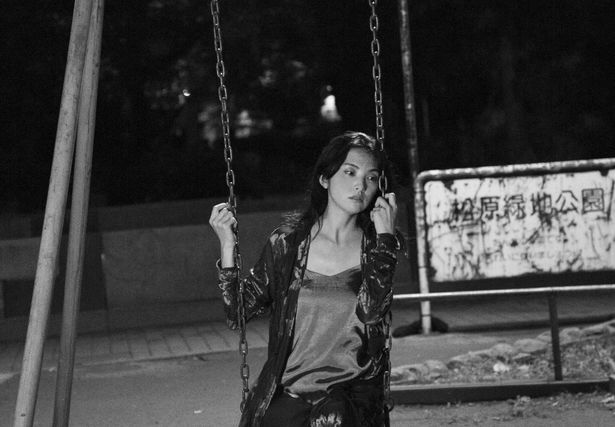 公園で1人ブランコに乗る娼婦の千枝子