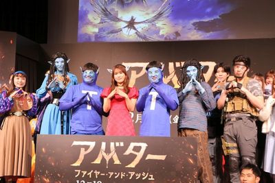 映画『アバター：ファイヤー・アンド・アッシュ』ハロウィーンイベントにチョコプラ＆渋谷凪咲が登場。観客も仮装を楽しんで記念撮影！