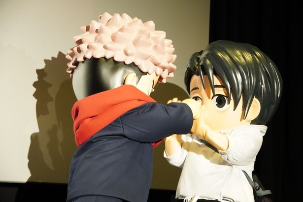 戦っていると思いきや、仲の良い様子を見せていた2人