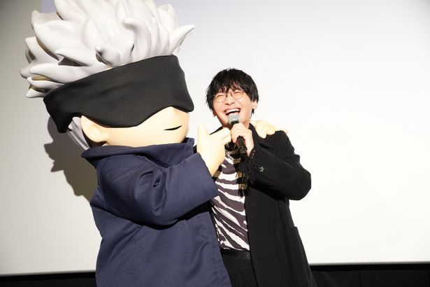 【写真を見る】島崎信長、五条悟と肩を組んで大喜び！