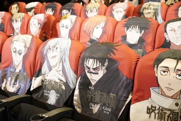  全12種のキャラクターが描かれた座席カバーがランダムに設置されている