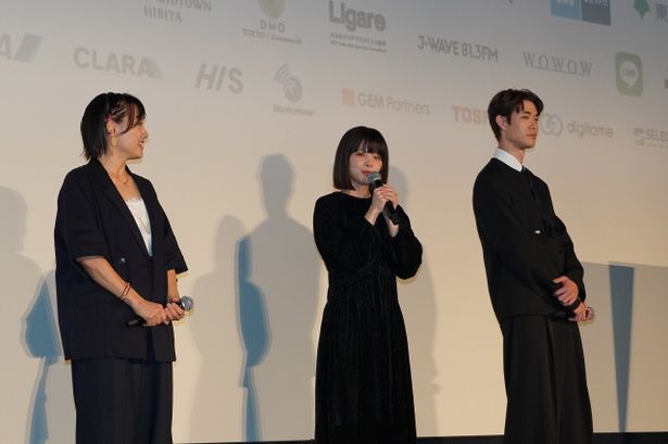 【写真を見る】岸井ゆきのと宮沢氷魚が互いを褒め合う