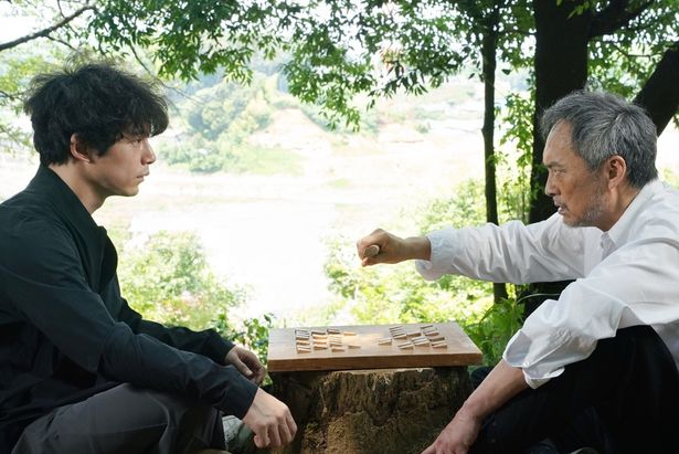 将棋盤を挟んで対峙する上条と重慶