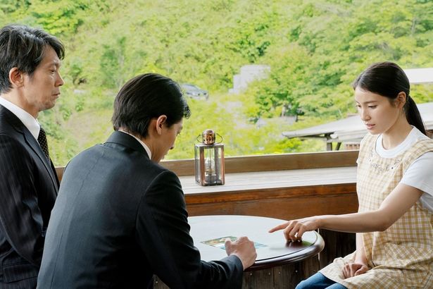 上条がかつて関わった人たちへの聞き込みが行われる