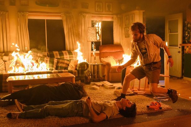 連続殺人鬼の恐怖が迫り、疑惑の矛先は最年長のメンバーに向けられていく