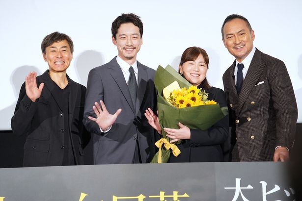 映画『盤上の向日葵』(公開中)の公開初日舞台挨拶に坂口健太郎、渡辺謙、熊澤尚人監督、原作の柚月裕子が登壇した