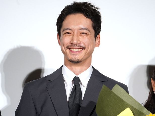 【写真を見る】役作りのためのイメチェン！短髪＆口ひげ姿の坂口健太郎の登場に会場はどよめいた