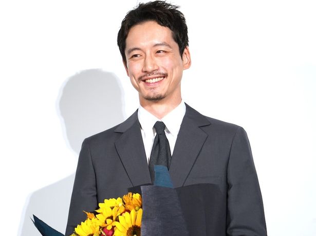 花束を手に笑顔の坂口