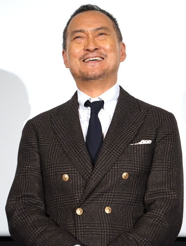 会場を見渡し笑顔を見せる渡辺