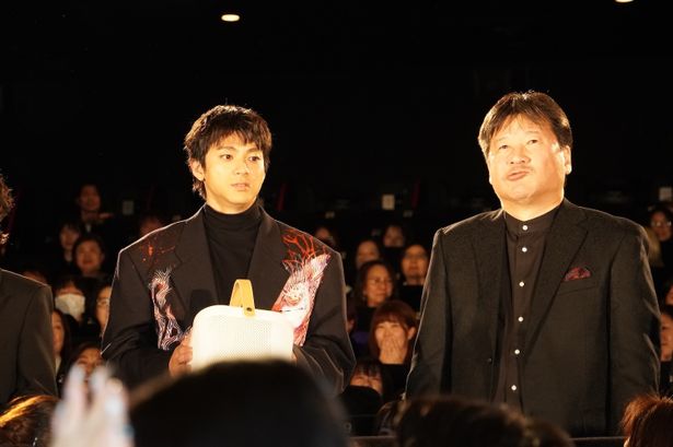 【写真を見る】『爆弾』上映後の熱気のなか、客席の間を通って山田裕貴、佐藤二朗らが登場！