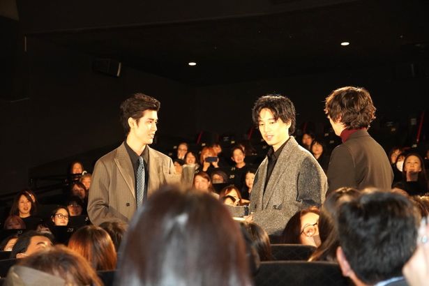 『爆弾』公開初日舞台挨拶の様子