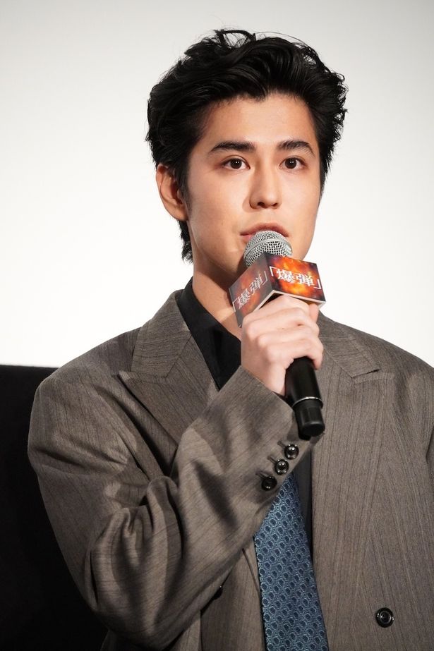 『爆弾』公開初日舞台挨拶に登壇した寛一郎