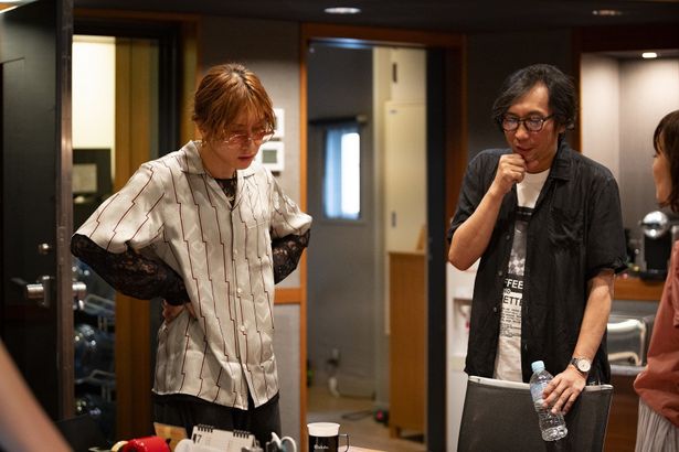 【写真を見る】打ち合わせ中の渋谷と行定監督