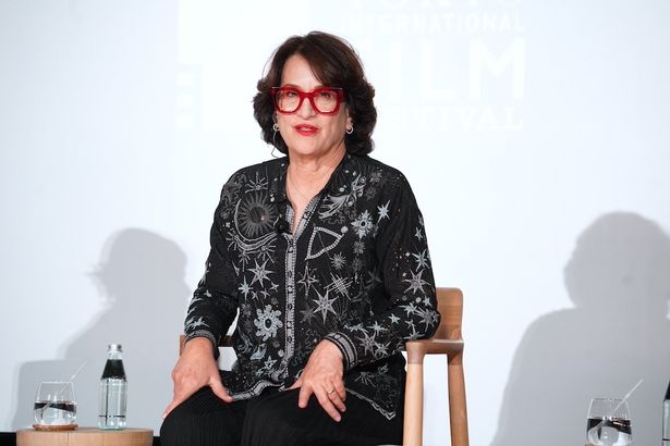 高畑からの質問に笑顔で答える場面も