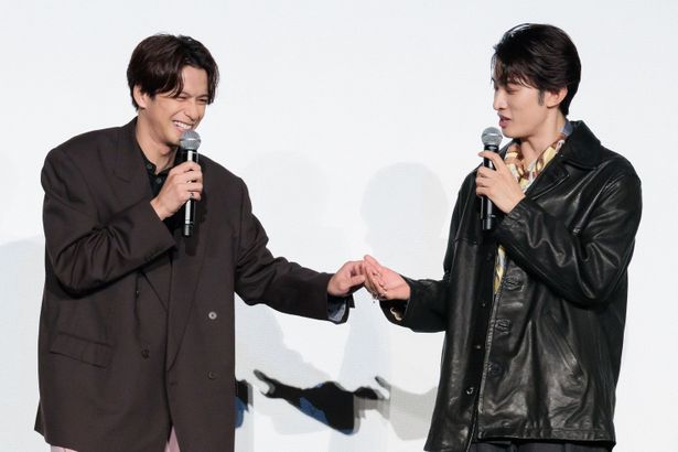 【写真を見る】突然、向井康二に手を握られて照れる森崎ウィン