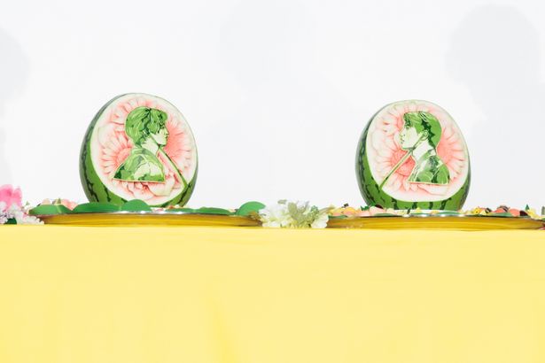 タイの伝統工芸「カービング」でビジュアルが描かれたスイカ