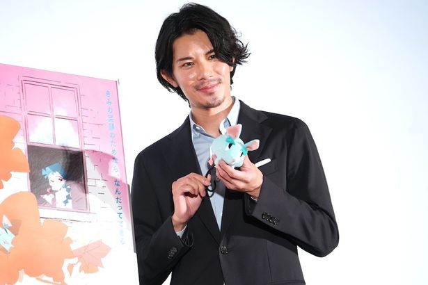 【写真を見る】演じたネズミのシエロのぬいぐるみを手にフォトセッション！柿澤勇人はシエロのしっぽで遊ぶ場面も