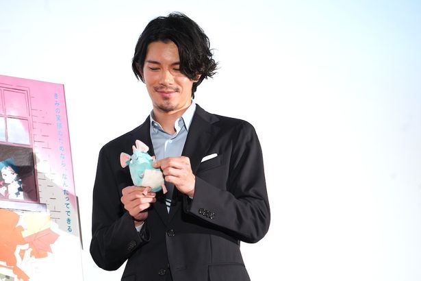 シエロのぬいぐるみで遊ぶ柿澤