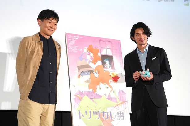 シエロのしっぽやおなかを触って遊ぶ柿澤に会場から「かわいい」の声が