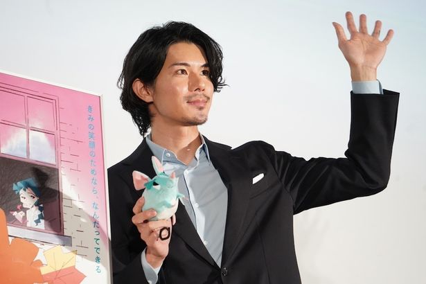 シエロと一緒に手を振っていた