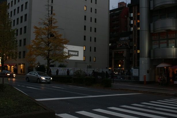 すぐ隣は道路で上映中でも車が走る音が聞こえてくるが、それが逆に参加者の集中力を上げている