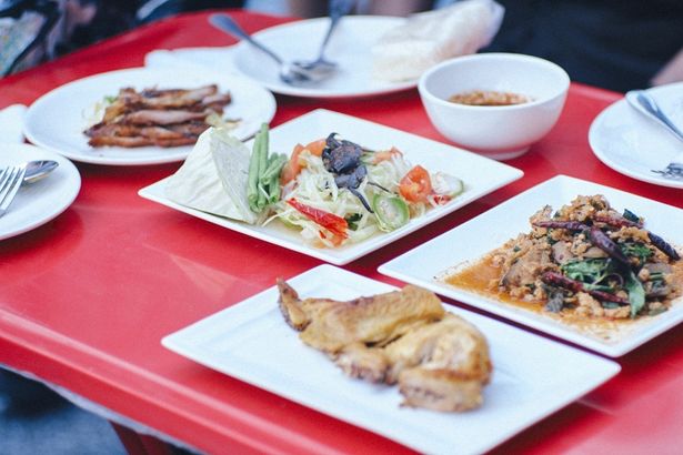 青パパイヤの千切りにナンプラーやライム、唐辛子などを加えて味付けをしたサラダ、ソムタム