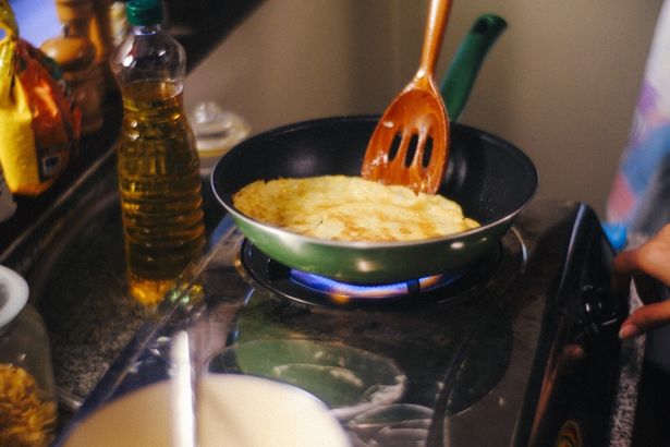卵をたっぷりの油でカリッと揚げ焼きにしたカイチアウ