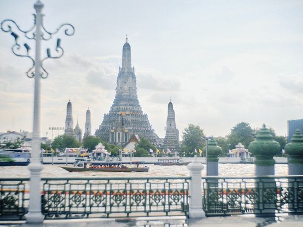 【写真を見る】バンコクを代表する寺院建築のワット・アルン