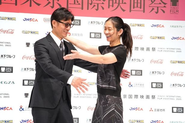 【写真を見る】「握手をしてください！」とのカメラマンのリクエストに「握手よりハグ！」と笑顔で提案したジャオ監督