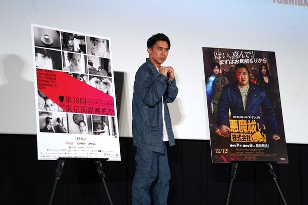 この2つのポスターに囲まれてうれしい！とも語っていた