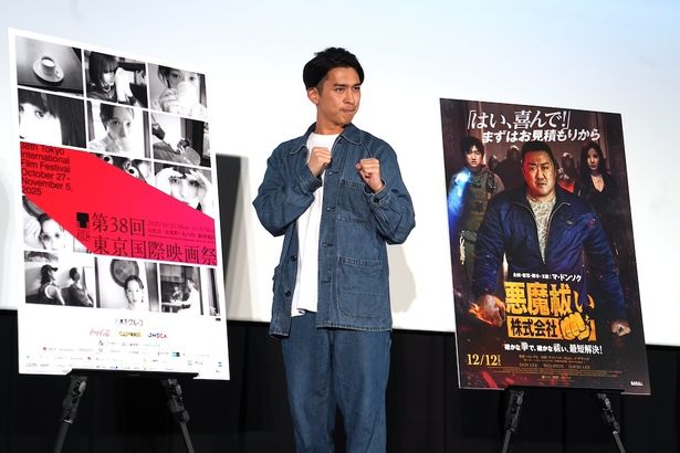 様々なファイティングポーズを披露