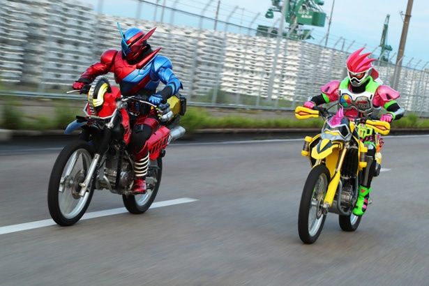 ライダーバイクを操縦するシーンをはじめ、熱いバトルシーンも見逃せない！