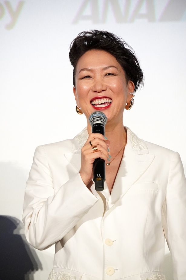 HIKARI監督、凱旋に大きな笑顔を弾けさせた