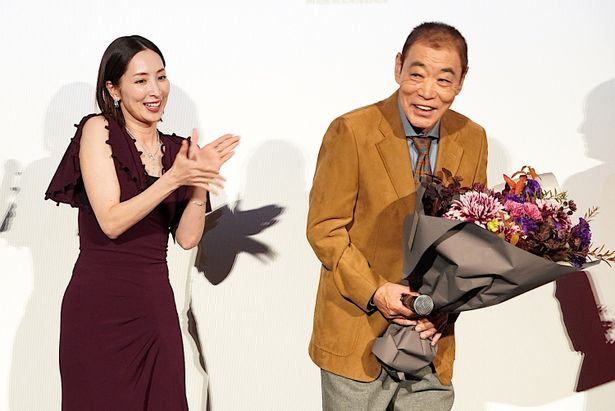 真飛聖から、紫の花束がプレゼントされた