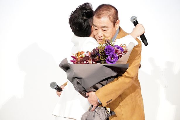 【写真を見る】HIKARI監督、柄本明の喜寿をハグでお祝い
