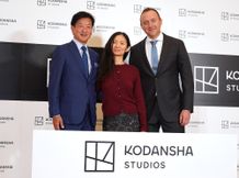 新会社「Kodansha Studio設立発表会見」に出席した野間省伸(株式会社講談社 代表取締役社長)、クロエ・ジャオ監督、プロデューサーのニコラス・ゴンダ