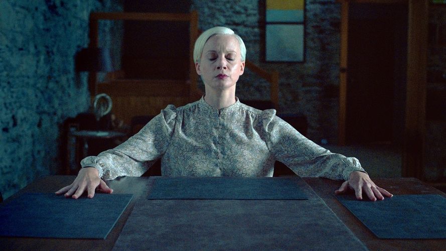 アイルランドのゴシック超常サスペンスホラー映画『視える』不穏な冒頭映像＆絶賛コメント