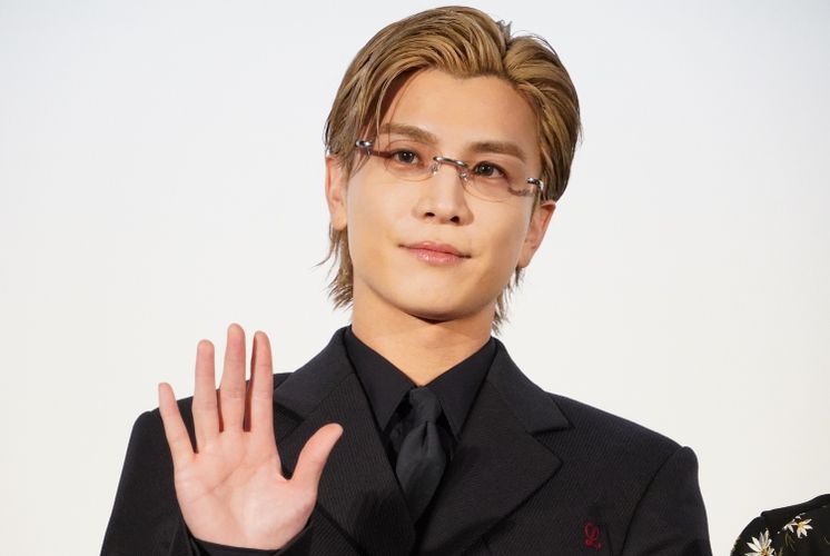 岩田剛典、主演映画『金髪』舞台挨拶で「今日のために金髪に…ウソです」冗談も同時通訳され照れ笑い