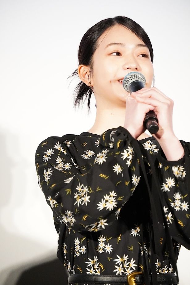 白鳥玉季、金髪ウィッグに感謝！