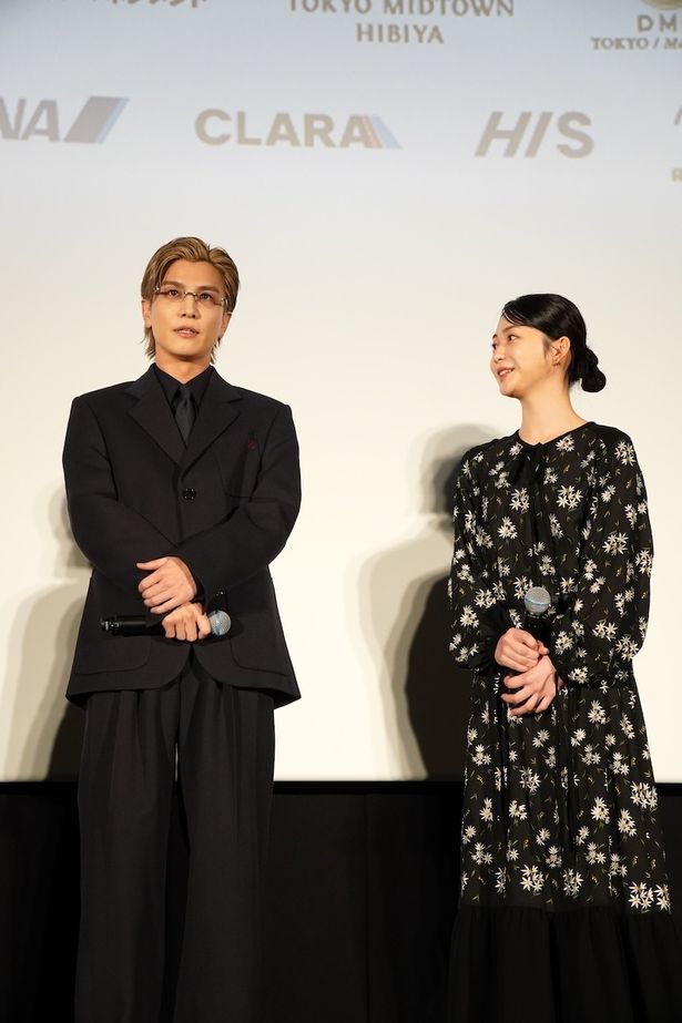 白鳥玉季は黒の花柄ワンピース姿で登場