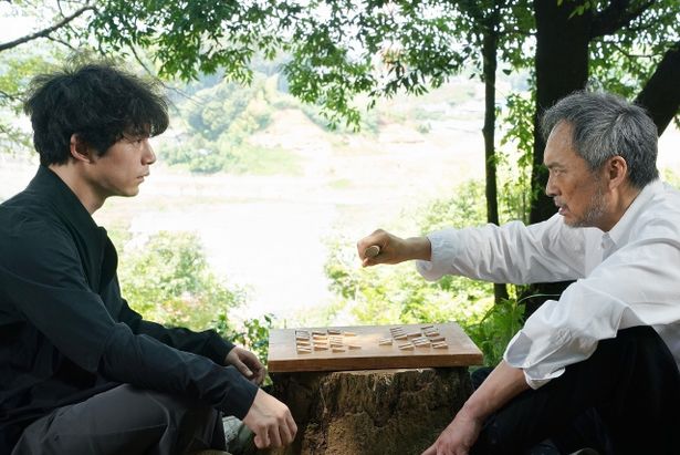 柚月裕子の同名小説を坂口健太郎と渡辺謙の共演で映画化した『盤上の向日葵』