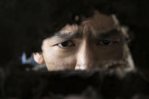 アイアから家族を守ろうと意を決した様子のカーティスの姿