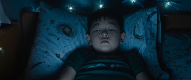 夜中にベッドで一人で恐怖に怯える次男