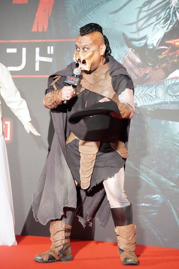 【写真を見る】3時間の特殊メイクでプレデターになりきったハリウッドザコシショウ