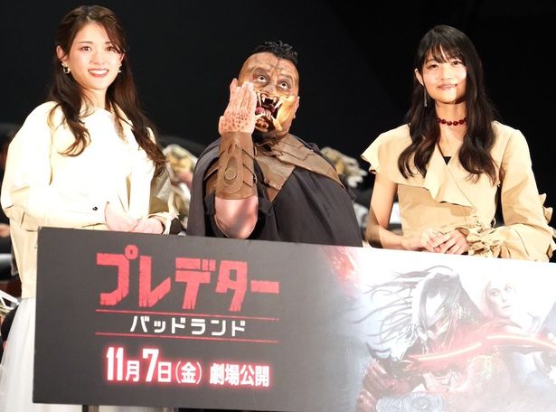 様々な表情のデクを披露するザコシショウ