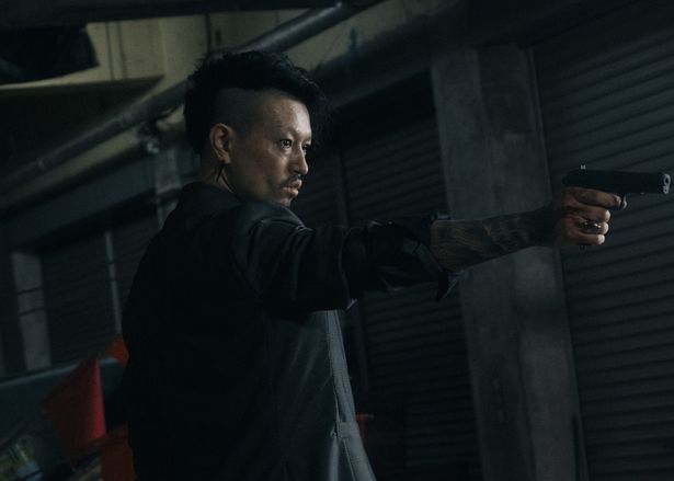 斎藤工は、三浦と敵対する河村組のヤクザ役で眉毛を全部そり落としたという