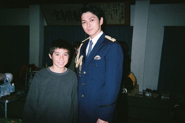 【写真を見る】少年の幸太と青年の幸太が対面！フィルムカメラで記録した尾上眞秀と眞栄田郷敦のツーショット