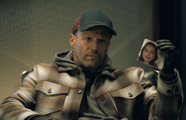 【写真を見る】ジェニーの写真を手に鋭い眼光で居場所を問い詰める様子など、上司家族との関係性がわかるカットの数々が解禁に